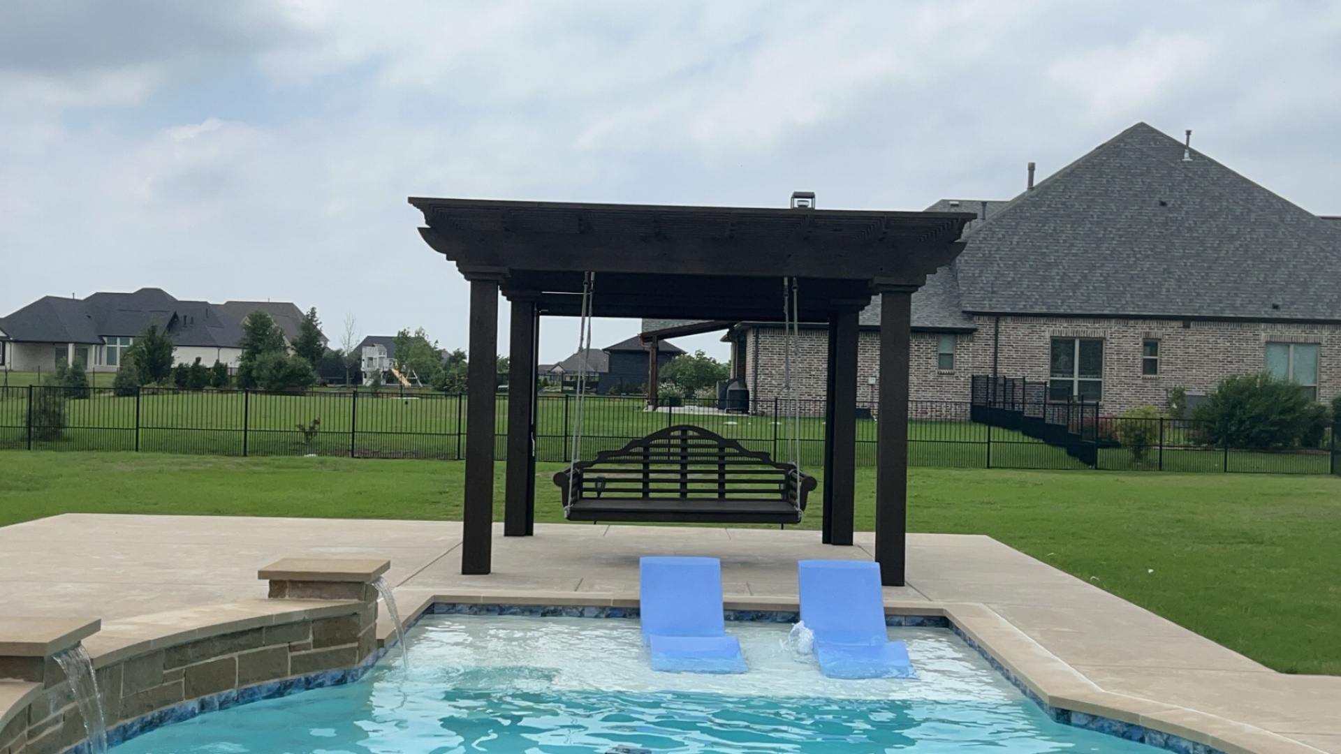 Outdoor Kitchens & Pergolas photo 9